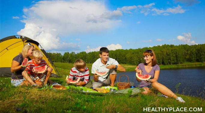 夏季抑郁会阻碍你过上想要的生活。在HealthyPlace上发现一些简单的策略来帮助缓解夏季抑郁症。